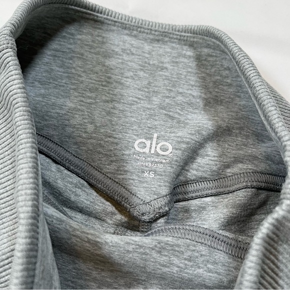 ALO YOGA Alosoft Aura Shorts Size XS High-Waist Biker Light Gray - Picture 4 of 7